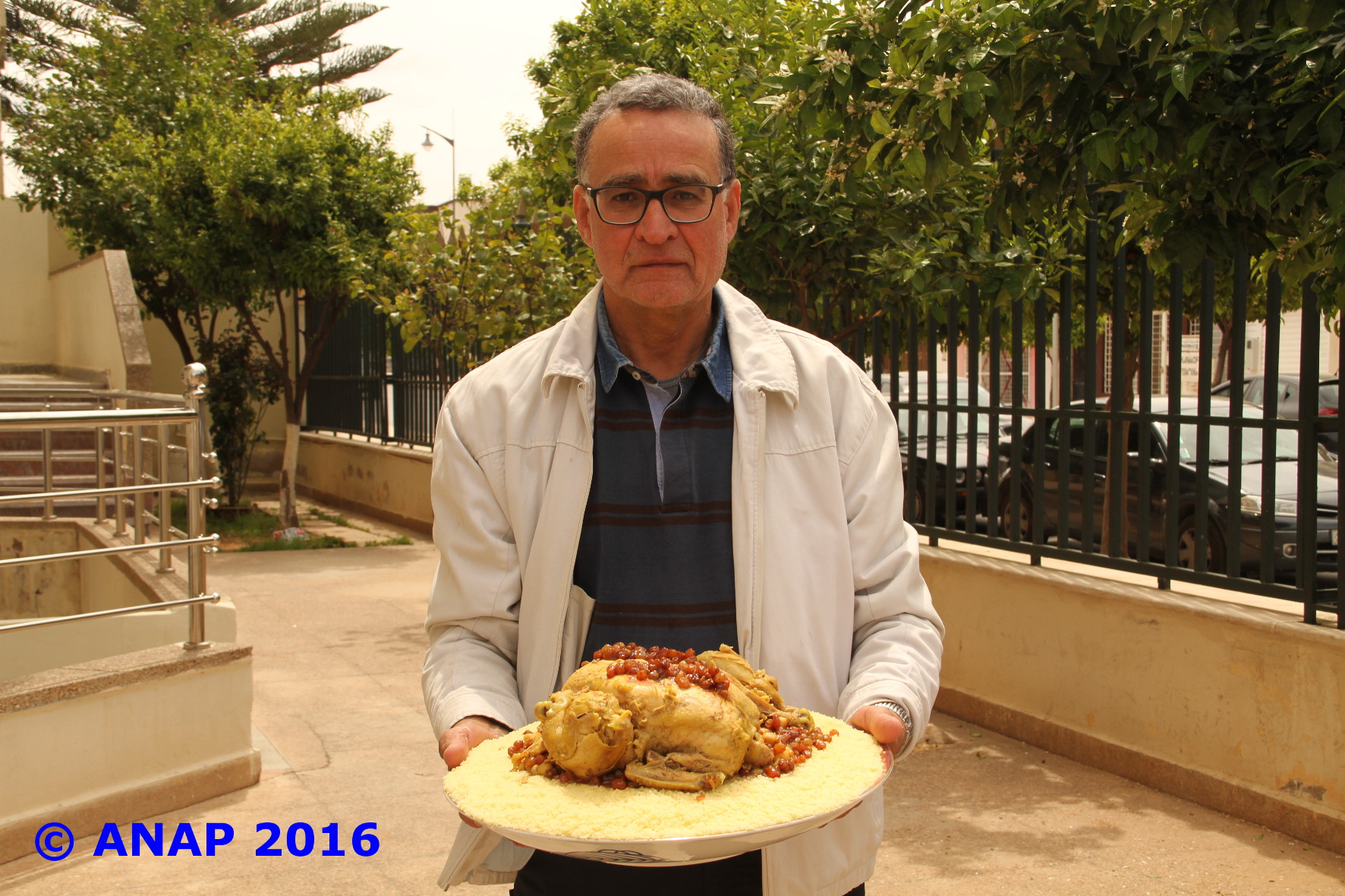 Toutes et tous � table!