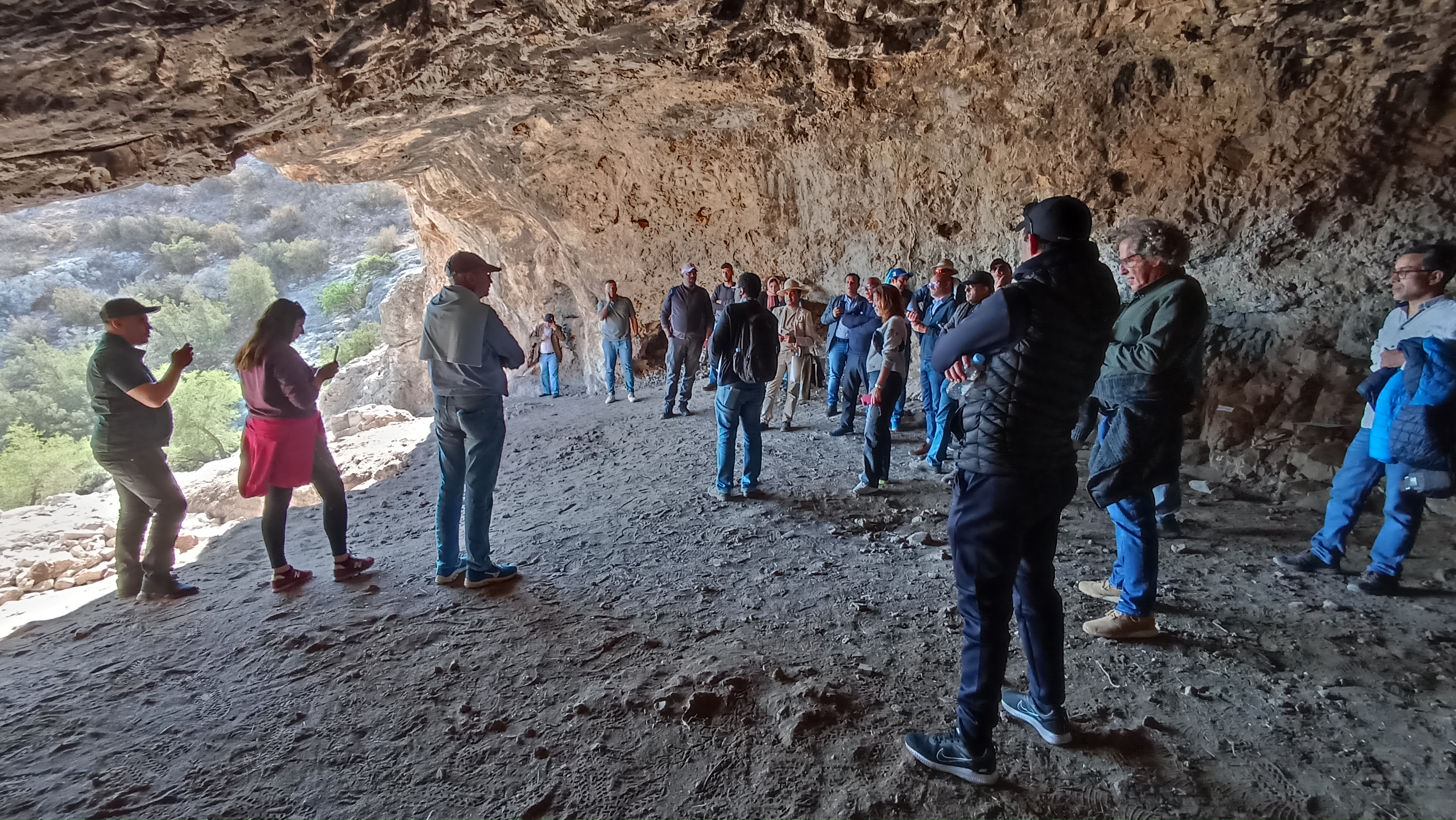 Explications dans la grotte
