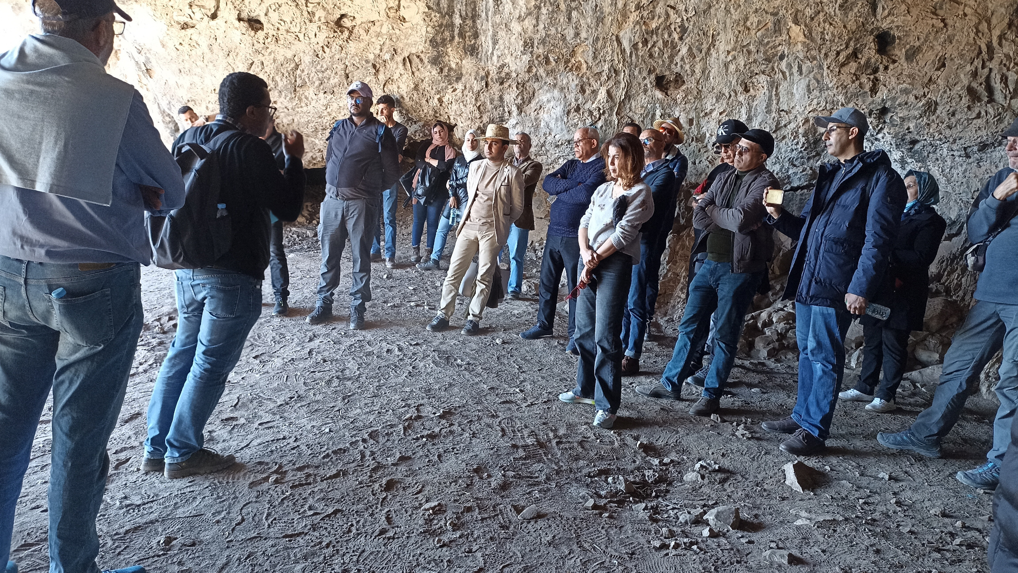 Explications dans la grotte 2