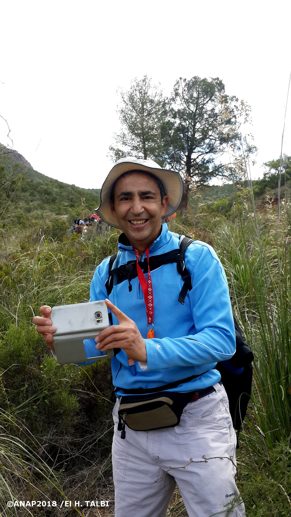 Said avec son mat�riel de chasse d'images!