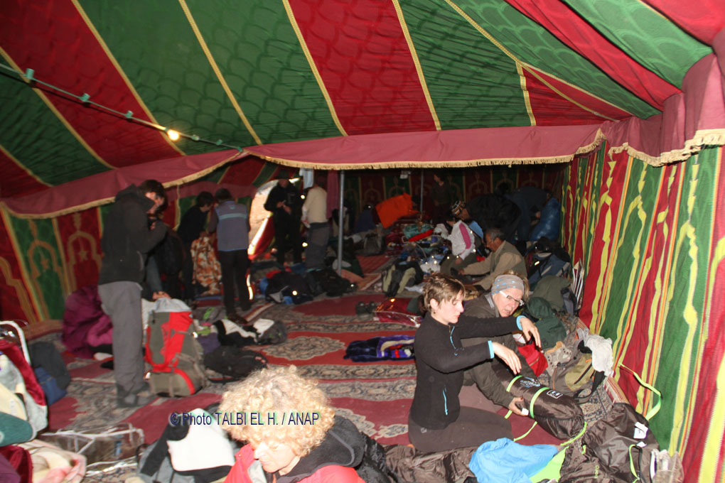 Sous la tente : pr�paration des bagages � transf�rer